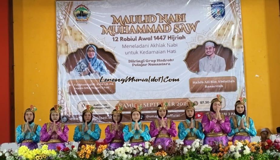Penampilan tari Saman dari Rohis Al Falah SMAN 3 Pati ikut memeriahkan Maulid Nabi Muhammad SAW