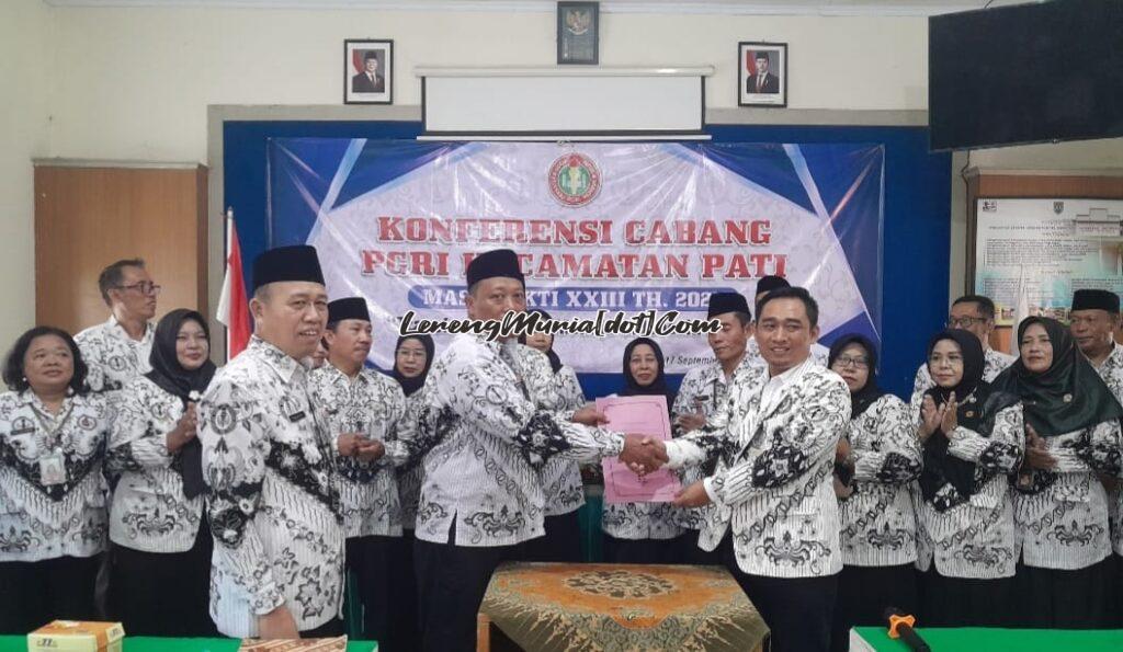 Kusharyanto (2 dari kiri barisan depan) terpilih sebagai Ketua PGRI Cabang Kecamatan Pati periode 2025/2030
