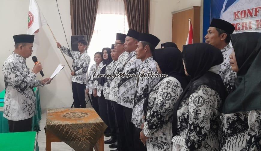 Fauzin Futiarso mengambil sumpah para pengurus baru PGRI Cabang Kecamatan Pati di Aula SMPN 3 Pati