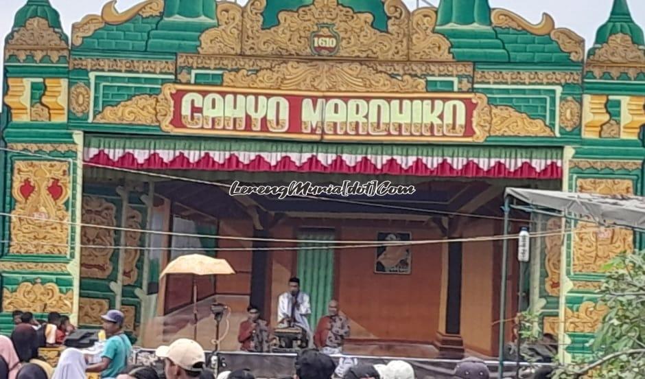 Adegan dagelan atau pelawak Tukul dan Sariman Cs. dalam pementasan kethoprak Cahyo Mardhiko Jakenan Pati