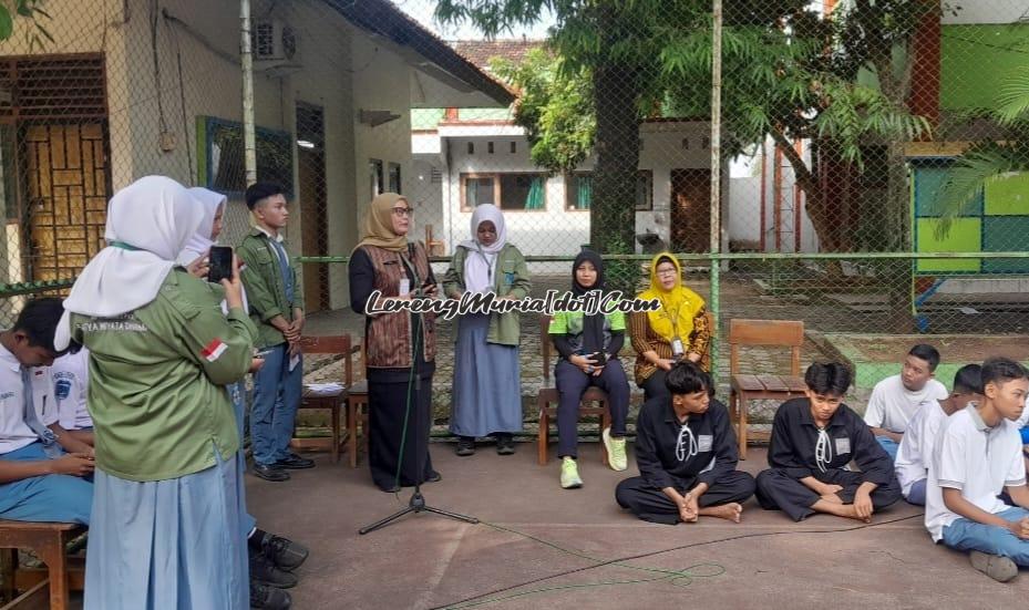 Kepala SMAN 3 Pati Dr. Yuli Sudargini, S.Pd., M.Pd. (berdiri 2 dari kanan) sedang memberikan pertanyaan kepada kedua paslon ketua OSIS dan wakil