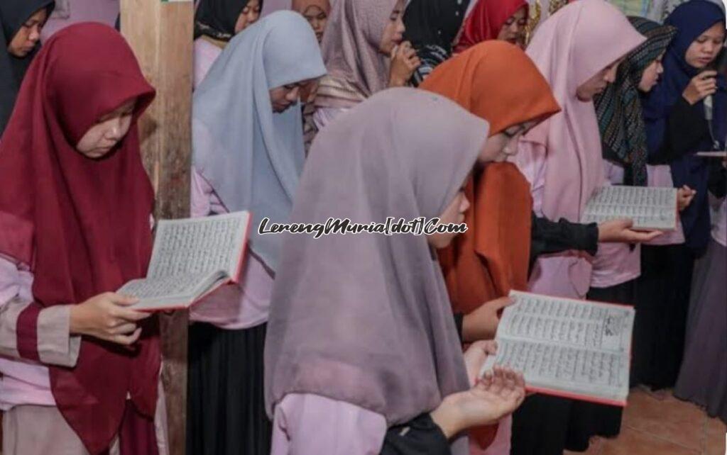 Ilustrasi para warga Punggursugih Blora sedang membaca Al Barzanji (Foto: SindoNews)