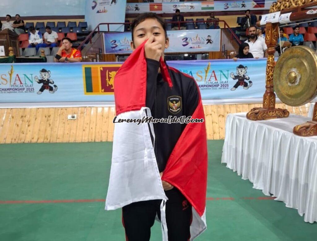 Qiken Dwi Tata Olifia, atlet SH Terate Cabang Pati yang mewakili Indonesia berhasil meraih medali emas kelas D putri dalam even Asia Pencak Silat Championship di India