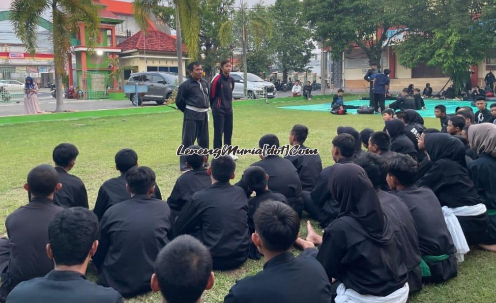 Qiken Dwi Tata (berdiri kanan) bersilaturahmi dengan pesilat di SMAN 3 Pati