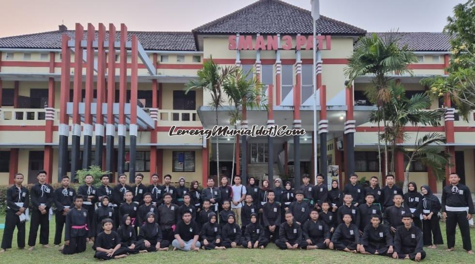 Pesilat SH Terate SMAN 3 Pati sedang foto bersama dengan Qiken Dwi Tata
