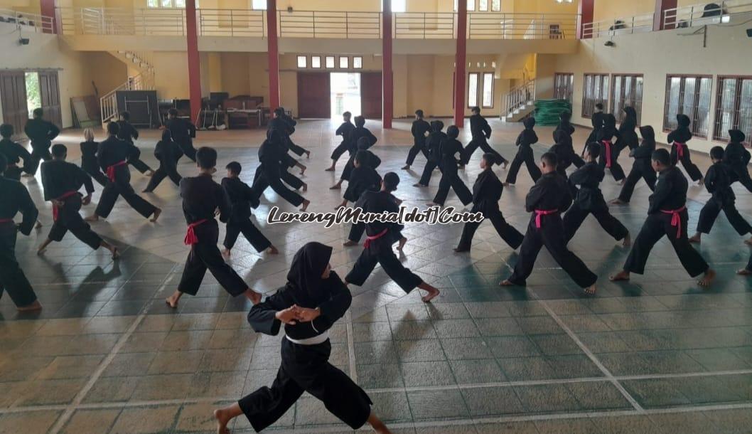 Peserta UKT sedang mengikuti pemanasan di dalam Auditorium SMAN 3 Pati | LERENG MURIA Peserta UKT sedang mengikuti pemanasan di dalam Auditorium SMAN 3 Pati