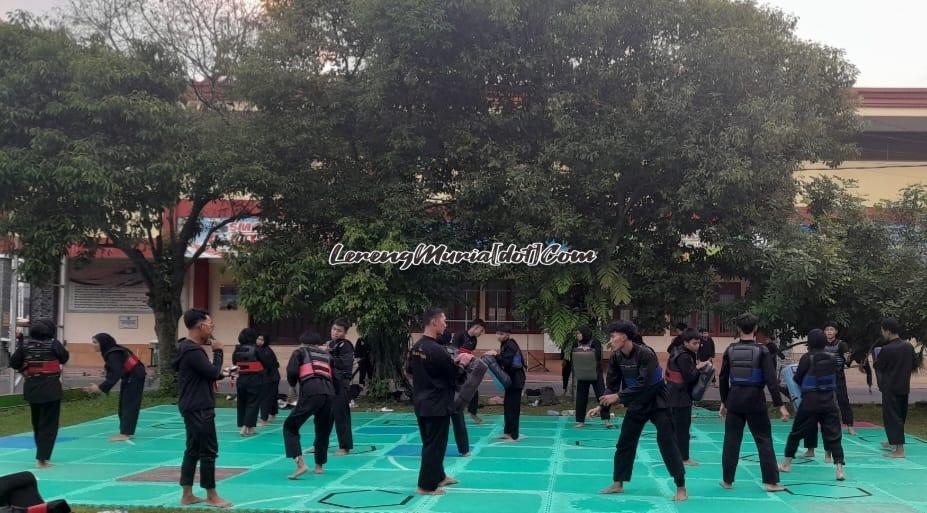Pesilat SMAN 3 Pati sedang berlatih di hakaman sekolah untuk mengikuti Kejuaraan Unnes Open di Kota Semarang