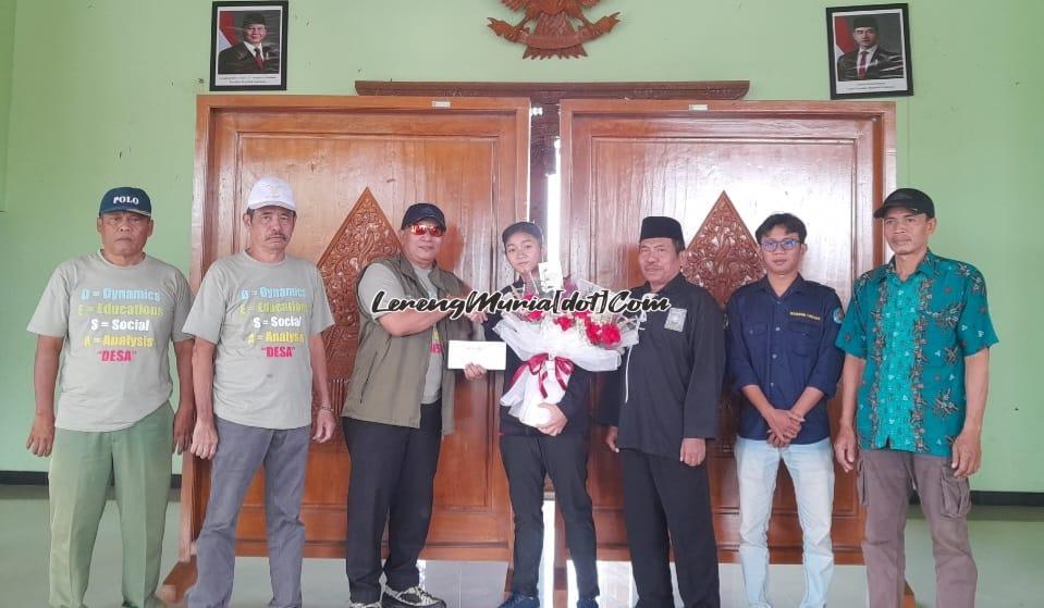 Kades Semirejo Didik Sutriyanto (3 dari kiri) memberikan tali asih kepada Qiken Dwi Tata Olifia (4 dari kiri) di Pendopo Balai Desa Semirejo Pati