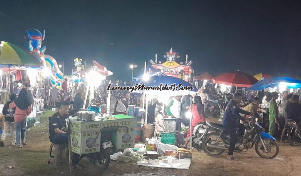 Para pedagang yang ikut meramaikan pagelaran kethoprak di Kabupaten Pati