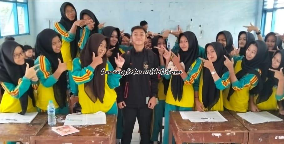 Qiken (berjaket hitam) foto bersama dengan siswa SMPN 1 Gembong dalam rangka silaturahmi dan minta doa restu