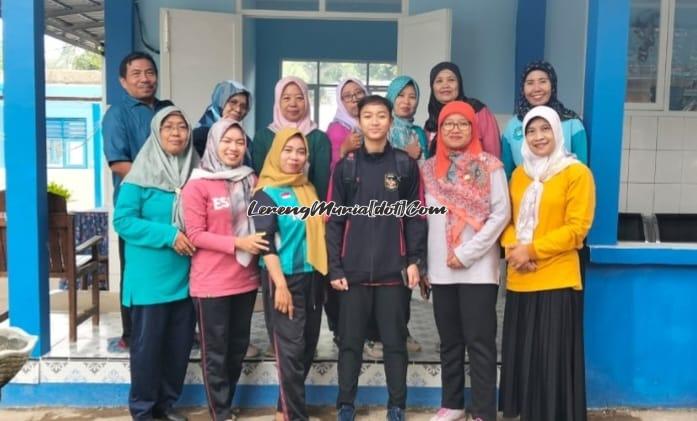 Qiken foto bersama dengan guru-guru SMPN 1 Gembong