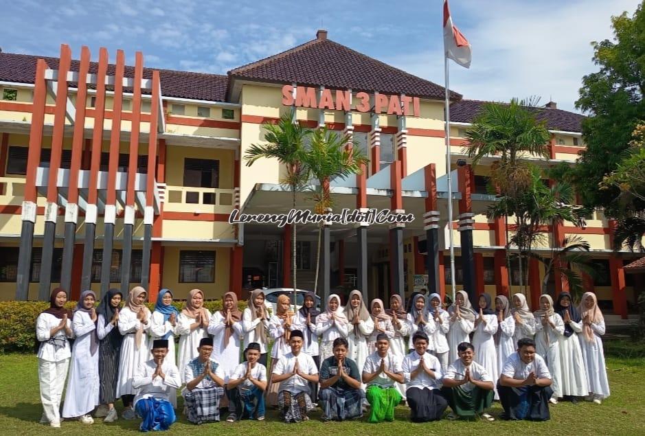 Siswa SMA Negeri 3 Pati foto bersama memperingati Hari Santri Nasional 2025