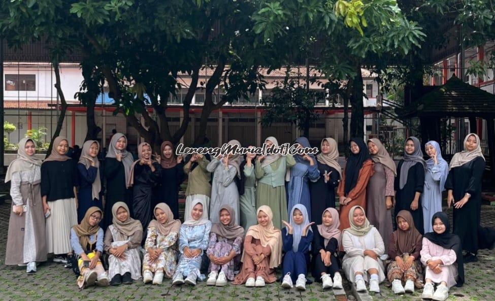 Siswa di salah satu SMA foto bersama di Hari Santri Nasional 2025 | LERENG MURIA Siswa di salah satu SMA foto bersama di Hari Santri Nasional 2025