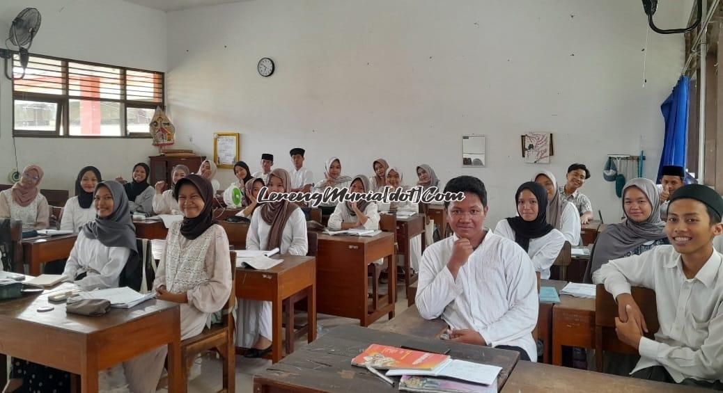 Siswa mengenakan busana santri ketika proses pembelajaran di kelas | LERENG MURIA Siswa mengenakan busana santri ketika proses pembelajaran di kelas