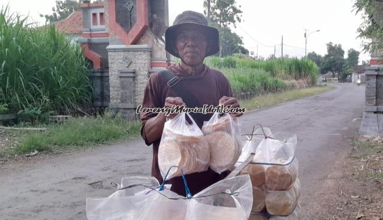 Damin, penjual sermier dari Blora berada di Dukuh Jagan Desa Sukoharjo Pati