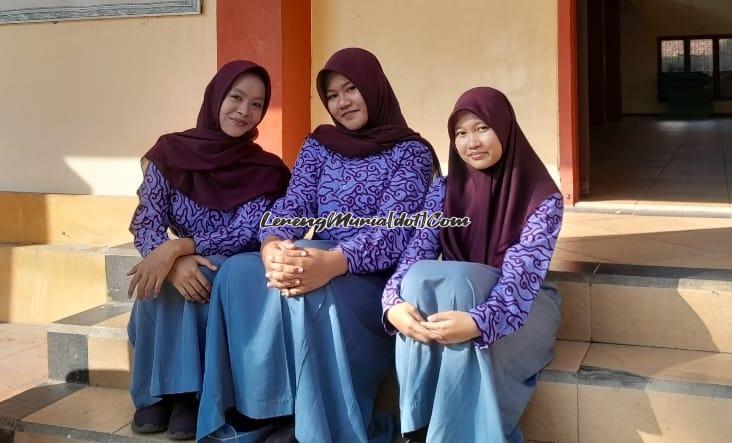 Siswa di sakah satu SMA mengenakan seragam Batik Mega Mendung