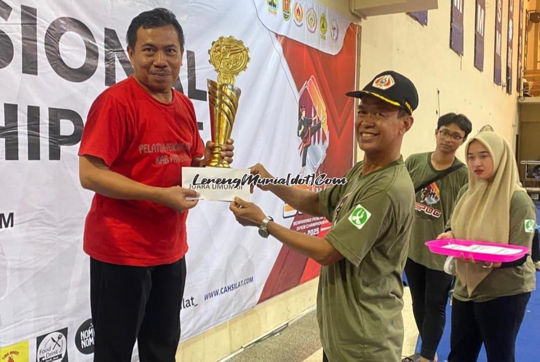 Eko Wahono (1 dari kiri) selaku pembina pencak silat SMAN 3 Pati menerima piala sebagai juara umum III SPOC 2025