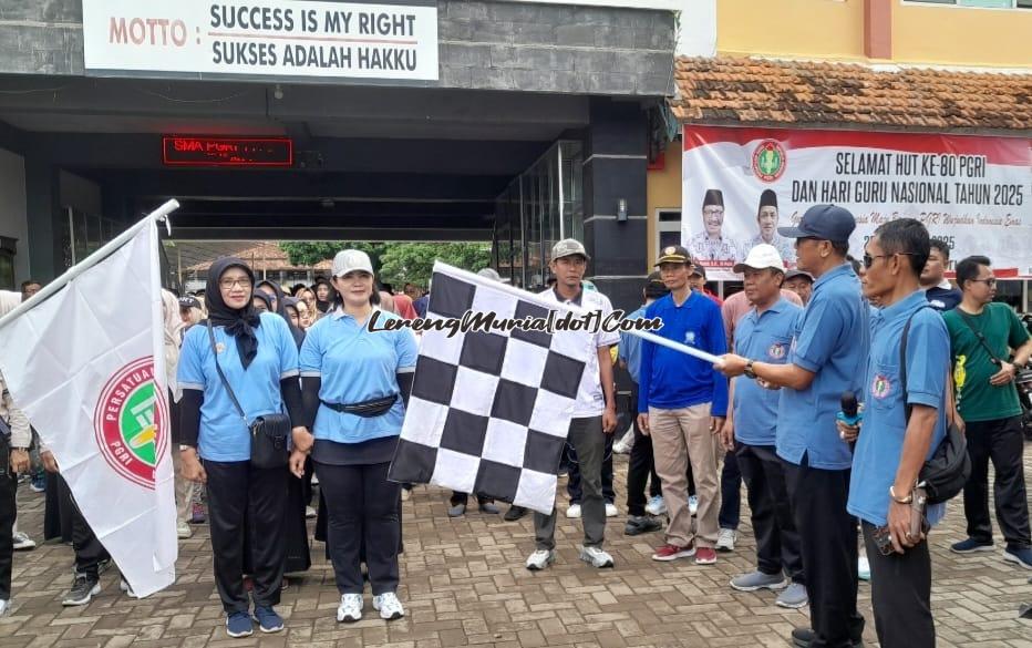 Kepala Dinas Pendidikan Kabupaten Pati Sunarji (memegang bendera) memberangkatkan peserta jalan santai di SMA PGRI 01 Pati