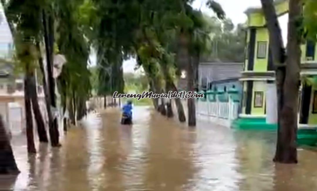 Banjir menggenangi jalan di depan SMP LB Desa Sukoharjo Margorejo Pati