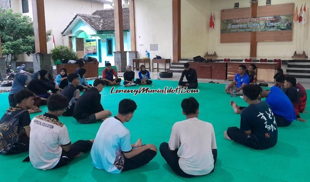 Suasana berbagi ilmu dari wasit nasional Haryono kepada para pesilat Pra Porprov Kabupaten Pati di Pendopo Serba Guna Desa Langse Pati