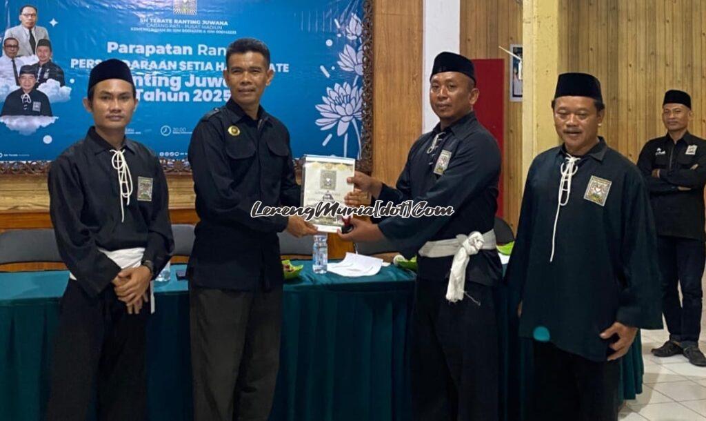 Abdul Khalim (2 dari kiri) selaku Ketua Cabang SH Terate Pati menyerahkan AD/ART kepada Wahyu Dianto (3 dari kiri) sebagai Ketua Ranting Juwana yang baru