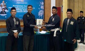 Abdul Khalim (2 dari kiri) selaku Ketua Cabang SH Terate Pati menyerahkan AD/ART kepada Wahyu Dianto (3 dari kiri) sebagai Ketua Ranting Juwana yang baru