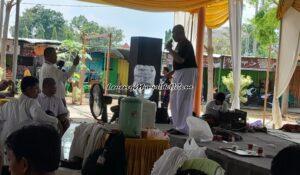 Mas Sapto sedang menyumbangkan suara emasnya di gelanggang 4 untuk menghibur atlet, pelatih, wasjur dan penonton lainnya