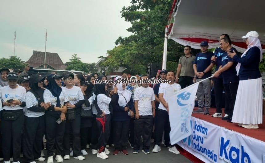 Bupati Pati Sudewo melepas peserta jalan sehat HUT Guru ke 80 dan HUT IGI ke 16 di halaman Setda Pati