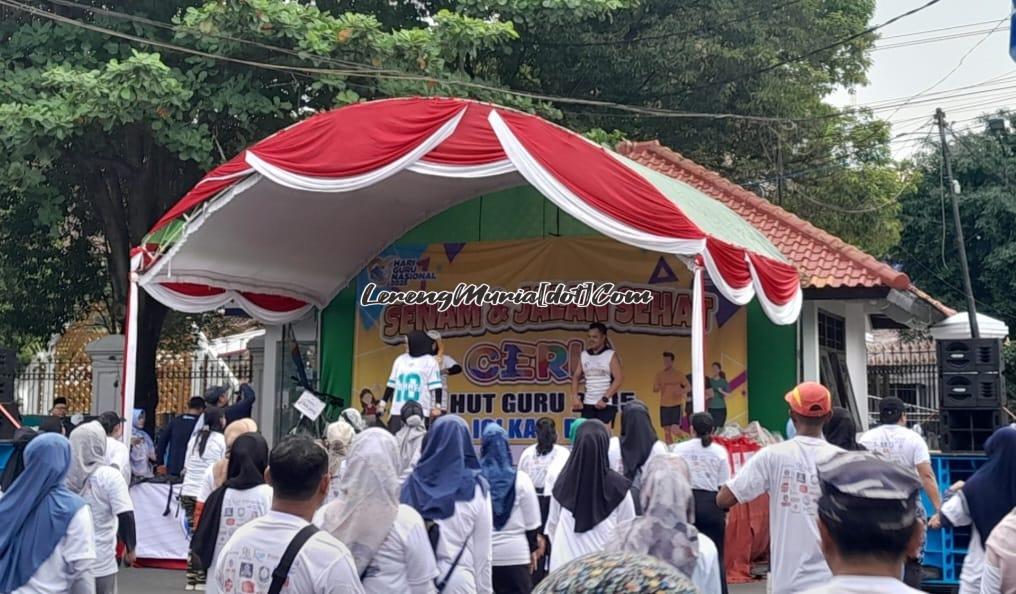 Kegiatan senam bersama di halaman Setda Pati yang diikuti ratusan guru dari berbagai penjuru Kabupaten Pati