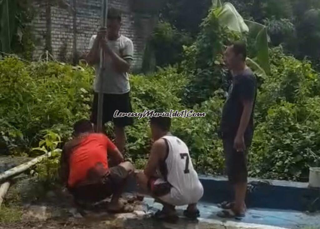 Warga Perum Rendole Blok I-2 Muktiharjo Pati sedang kerja bakti pemasangan tali kejut dan lampu penerangan jalan