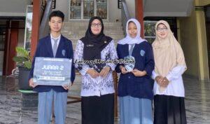 Murid SMAN 3 Pati peraih juara 2 LKTI tingkat nasional bersama Kepala Sekolah Yuli Sudargini (2 dari kiri) dan pembinanya Arrie Astuti (4 dari kiri)