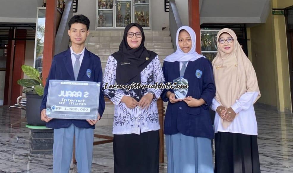 Murid SMAN 3 Pati peraih juara 2 LKTI tingkat nasional bersama Kepala Sekolah Yuli Sudargini (2 dari kiri) dan pembinanya Arrie Astuti (4 dari kiri)