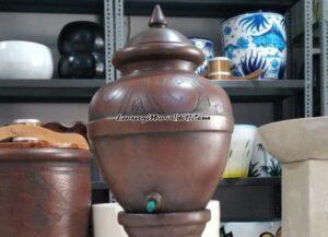 Padasan yang berfungsi untuk menyimpan air yang digunakan untuk wudhu (Foto: Kamusjawa.net)