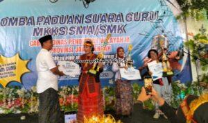 Kepala Cabdin Wilayah III Jateng Deyas Yani Rahmawan (1 dari kiri) menyerahkan piala dan hadiah kepada para juara padus guru SMA/SMK dalam rangka Hari Guru Nasional 2025