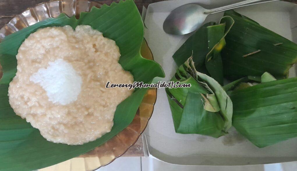 Bubur merah putih dan jajan pasar sebagai sarana berdoa agar diberikan keselamatan dan lancar rejekinya