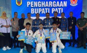 Atlet berprestasi mendapat apresiasi dari Bupati Pati, bersamaan dengan peresmian GOR Pesantenan