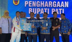 Qiken (2 dari kiri) mendapatkan tali asih dari Bupati Pati Sudewo