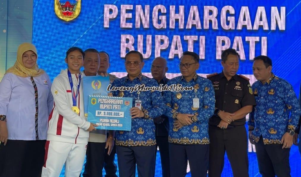 Qiken (2 dari kiri) mendapatkan tali asih dari Bupati Pati Sudewo