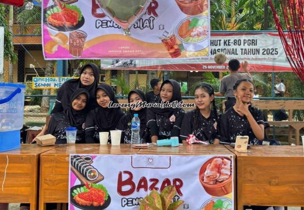 Siswa ekstrakurikuler Pencak Silat SH Terate SMPN 3 Pati mengikuti bazar siswa, dagangannya laris manis