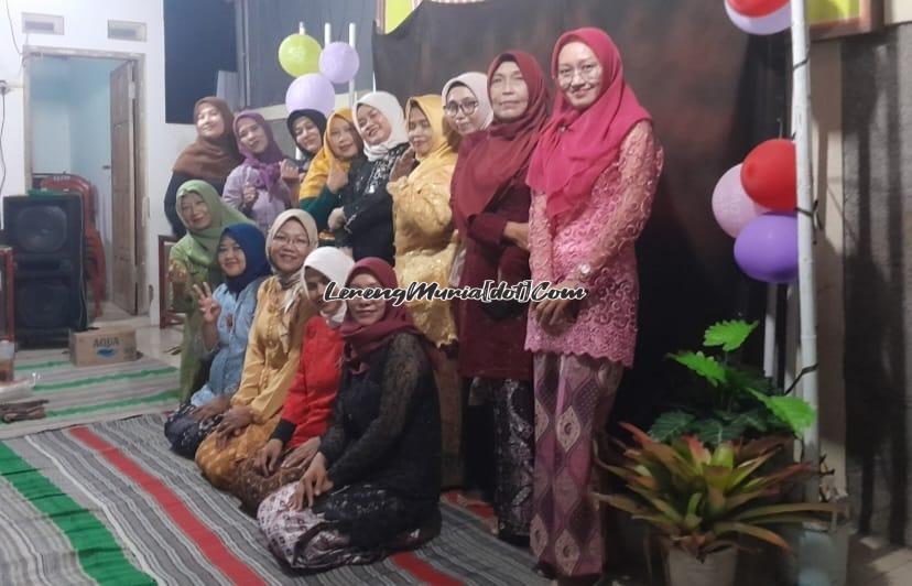 Ibu-ibu warga Perum Rendole Blok I-2 Pati merayakan Hari Ibu dengan foto bersama berbusana kebaya adat Jawa