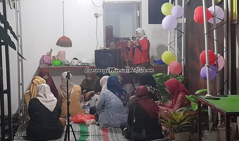 Bernyanyi diiringi karaoke, memeriahkan peringatan Hari Ibu