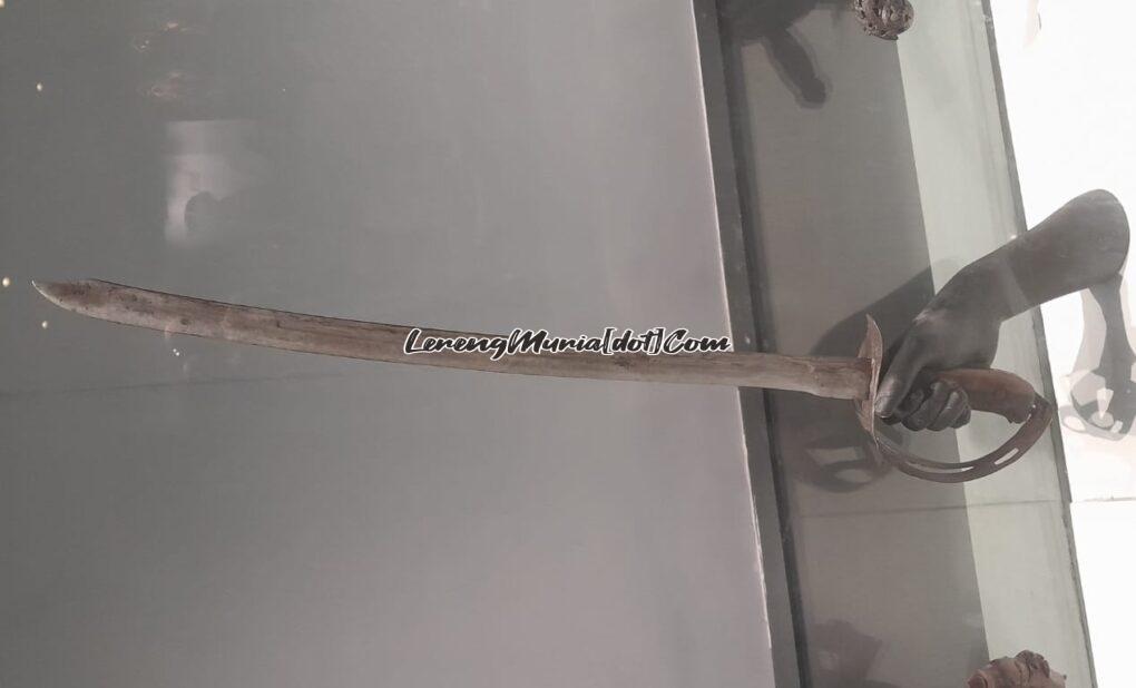 Sabel alias pedang pora, pedang yang gagangnya memiliki pelindung dari besi (Foto: Koleksi Museum Sono Budoyo Yogyakarta)