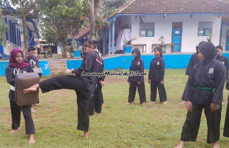 Qiken, sedang mempereragakan teknik andalan tendangan sabit kiri di SMPN 1 Gembong