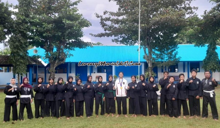 Qiken (berjaket putih), foto bersama pelatih dan siswa SH Terate SMPN 1 Gembong