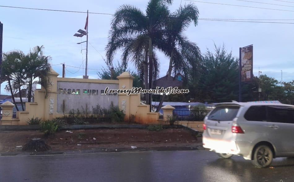 Suasana hujan gerimis melanda di sekitar Pasar Puri Baru Kota Pati
