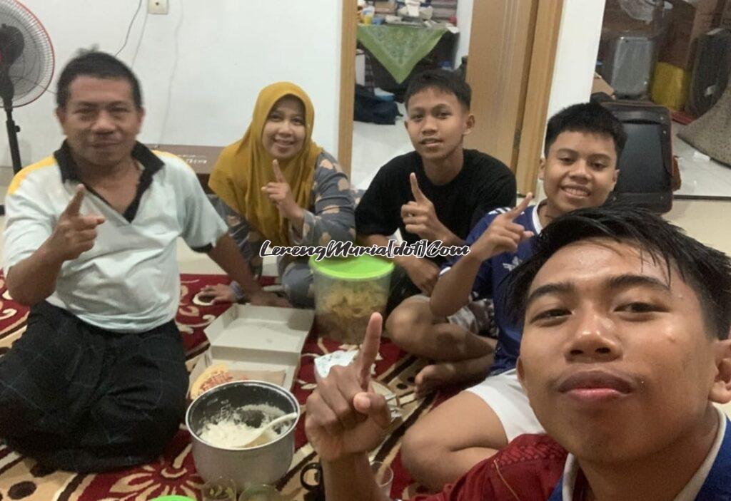 Keluarg Muh. Lintang (paling depan) menyambut Tahun Baru di rumah bersama keluarga