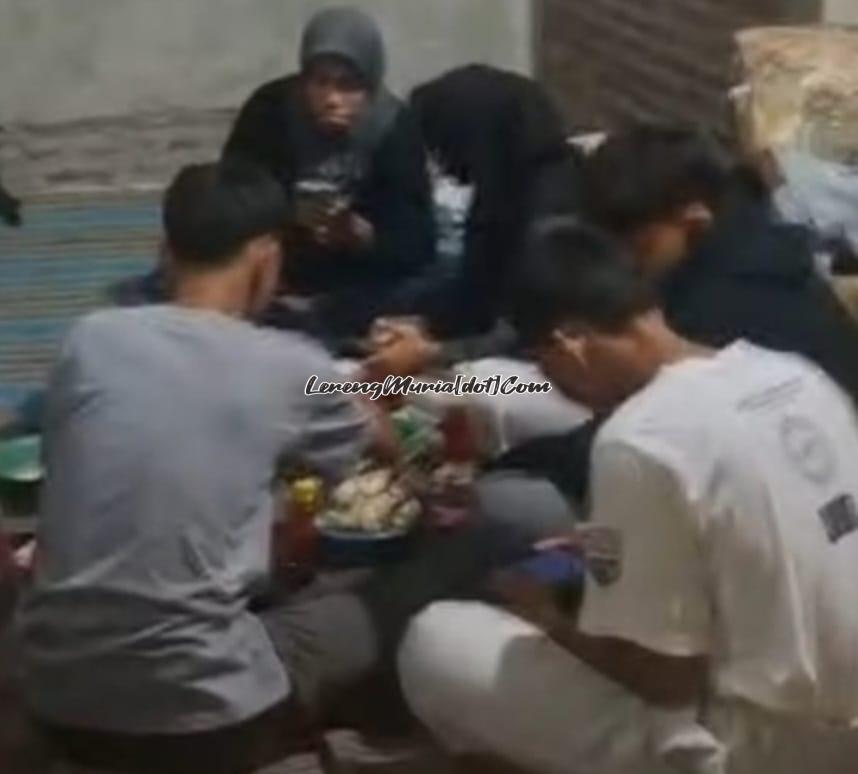 Para pesilat sedang mempersiapkan acara bakar-bakaran di Desa Kosekan Gabus Pati