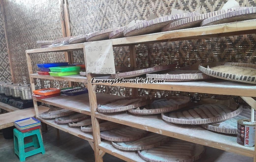 Adonan moci dan yangko yang tidak boleh dipegang oleh pengunjung | LERENG MURIA Adonan moci dan yangko yang tidak boleh dipegang oleh pengunjung
