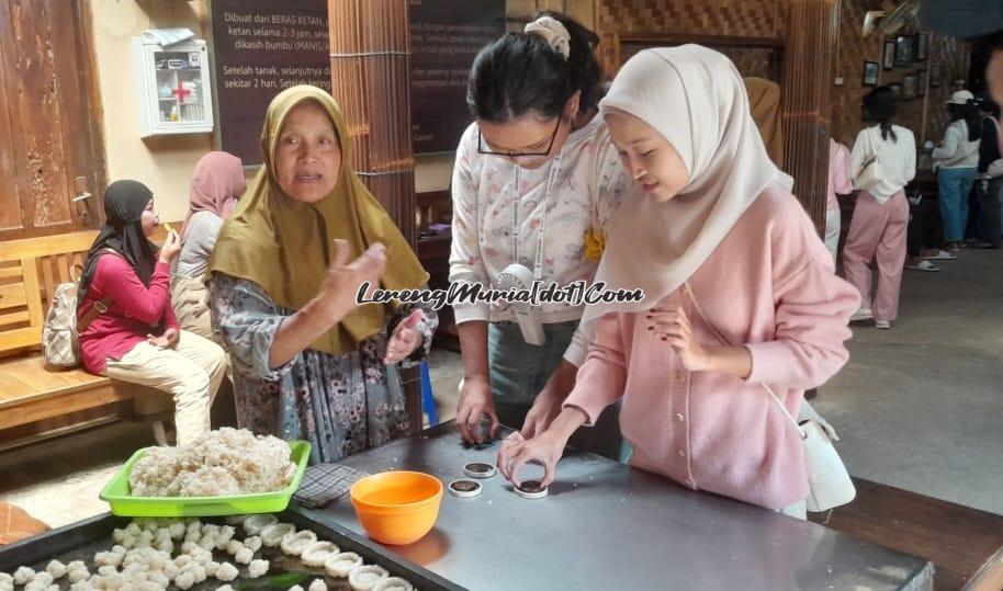 Para pengunjung sedang mempraktekkan membuat rengginang