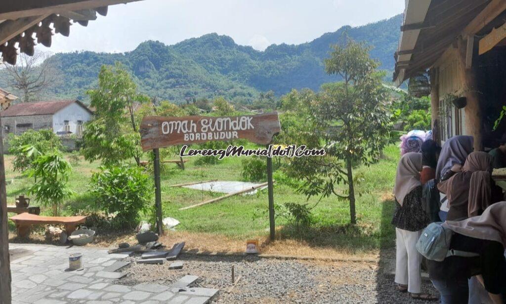 Omah Slondok Borobudur dengan latar belakang Bukit Menoreh nan indah
